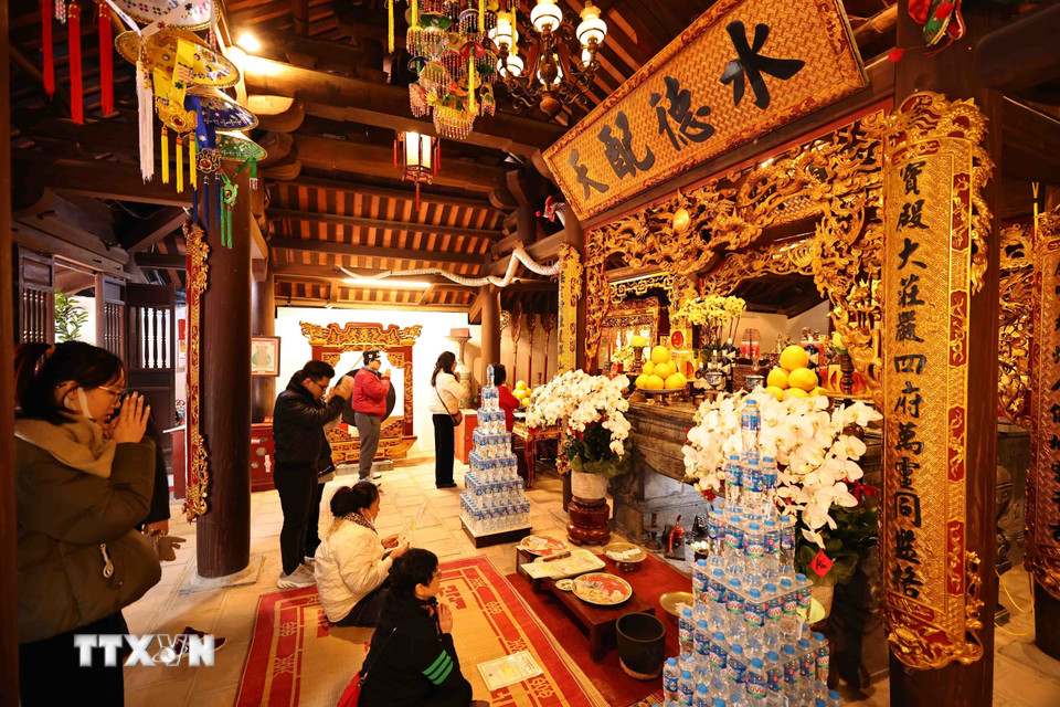 Người dân đi lễ đầu năm tại đền Voi Phục để cầu mong sức khỏe, bình an và hạnh phúc cho gia đình. (Ảnh: Minh Đức/TTXVN)