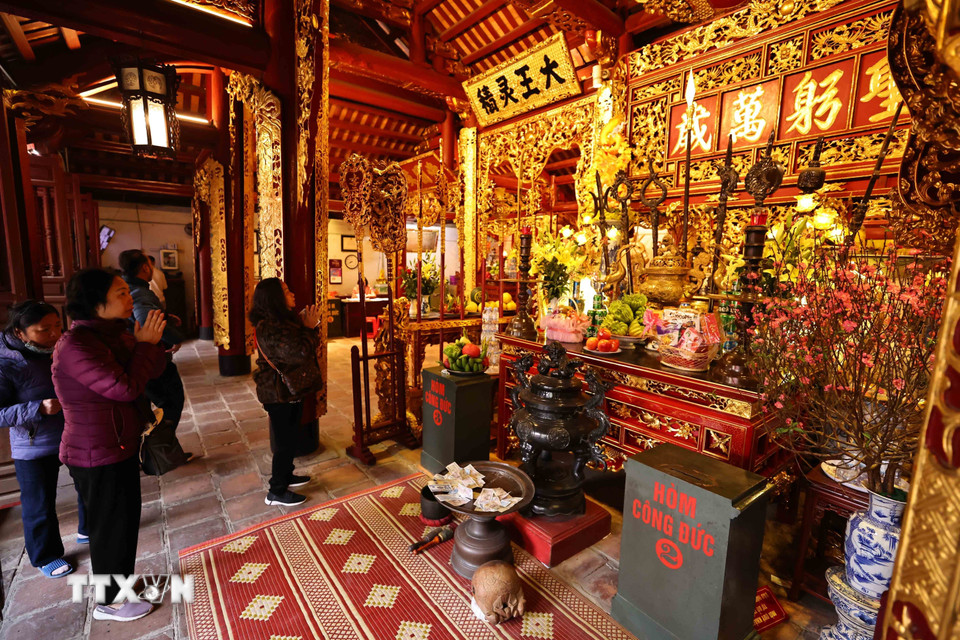 Người dân đi lễ tại đền Kim Liên trong dịp Tết là nét đẹp văn hóa tâm linh của người Việt nhằm cầu mong một năm mới an khang thịnh vượng, mọi sự thuận lợi. (Ảnh: Minh Đức/TTXVN)