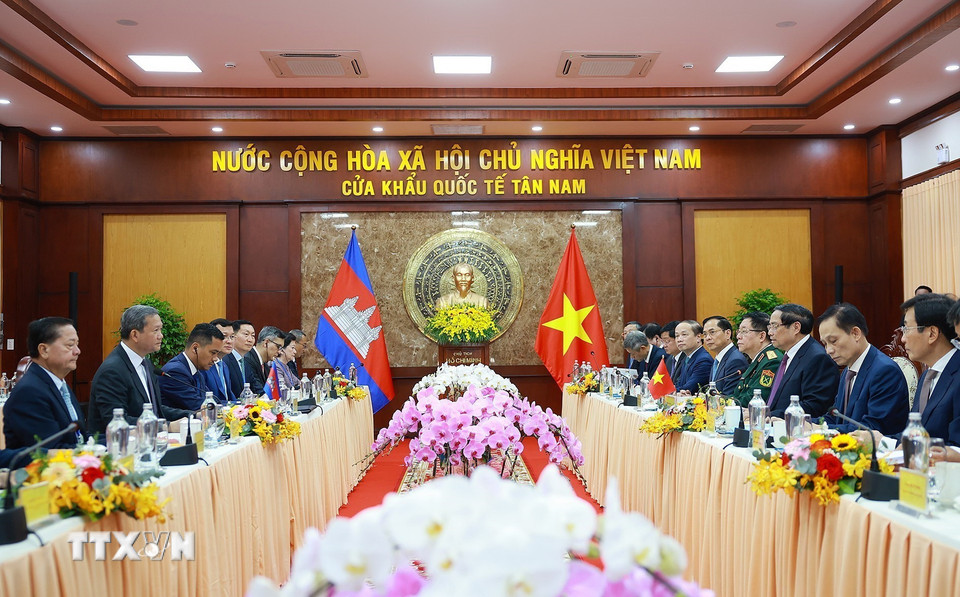 Thủ tướng Phạm Minh Chính và Thủ tướng Campuchia Hun Manet hội đàm. (Ảnh: Dương Giang/TTXVN)