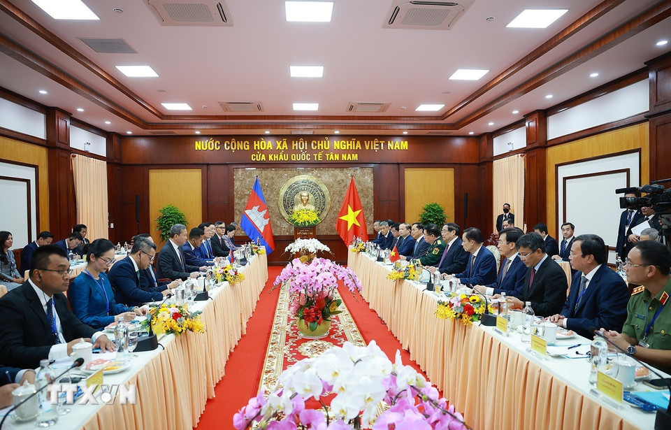 Thủ tướng Phạm Minh Chính và Thủ tướng Campuchia Hun Manet hội đàm. (Ảnh: Dương Giang/TTXVN)