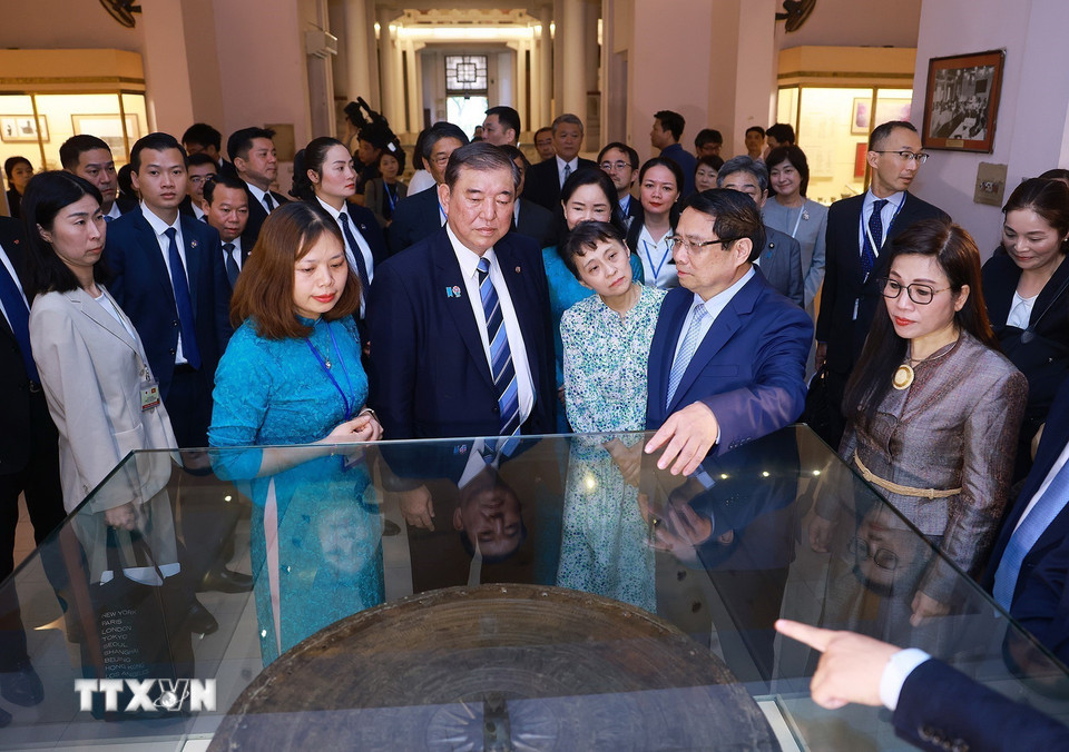 Thủ tướng Phạm Minh Chính và Phu nhân cùng Thủ tướng Nhật Bản Ishiba Shigeru và Phu nhân tham quan Bảo tàng Lịch sử Quốc gia. (Ảnh: Dương Giang/TTXVN)