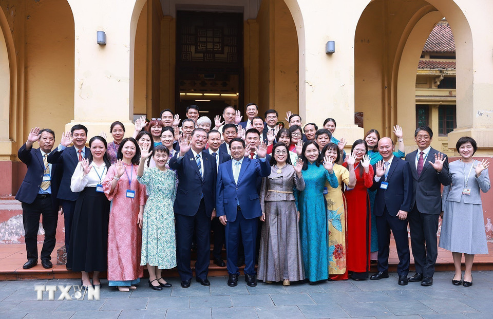 Thủ tướng Phạm Minh Chính và Phu nhân cùng Thủ tướng Nhật Bản Ishiba Shigeru và Phu nhân chụp ảnh chung với cán bộ, nhân viên Bảo tàng Lịch sử Quốc gia. (Ảnh: Dương Giang/TTXVN)