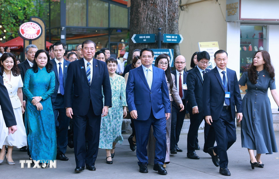 Thủ tướng Phạm Minh Chính và Phu nhân cùng Thủ tướng Nhật Bản Ishiba Shigeru và Phu nhân tham quan Bảo tàng Lịch sử quốc gia. (Ảnh: Dương Giang/TTXVN)