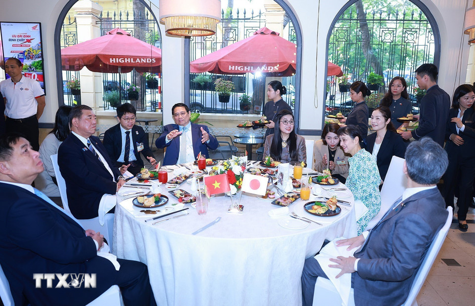 Thủ tướng Phạm Minh Chính và Thủ tướng Nhật Bản Ishiba Shigeru cùng ăn sáng, thưởng thức hương vị càphê Việt Nam. (Ảnh: Dương Giang/TTXVN)