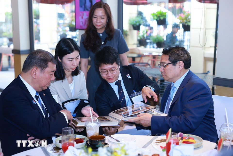 Thủ tướng Phạm Minh Chính tặng Thủ tướng Nhật Bản Ishiba Shigeru và Phu nhân cuốn album một số hình ảnh về chuyến thăm. (Ảnh: Dương Giang/TTXVN)