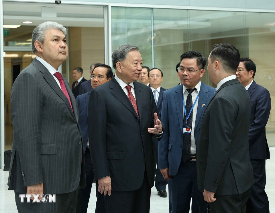 Tổng Bí thư Tô Lâm thăm Trung tâm Tài chính Astana AIFC. (Ảnh: Thống Nhất/TTXVN)