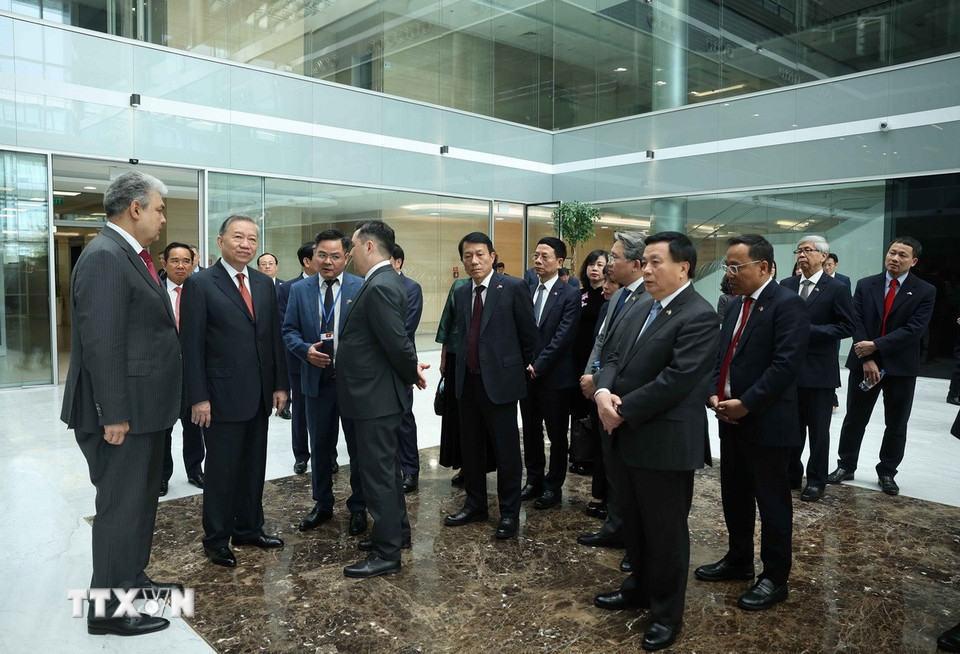 Tổng Bí thư Tô Lâm thăm Trung tâm Tài chính Astana AIFC. (Ảnh: Thống Nhất/TTXVN)