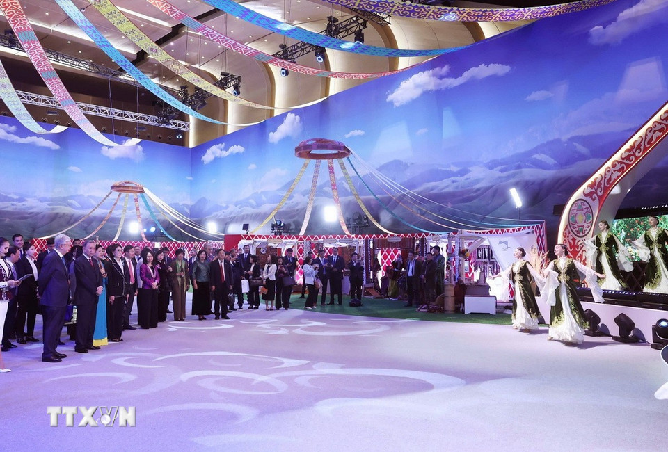 Tổng Bí thư Tô Lâm và Phu nhân cùng Tổng thống Kassym-Jomart Tokayev tham quan Làng Văn hóa Dân tộc Kazakhstan (Ảnh: Thống Nhất/TTXVN)