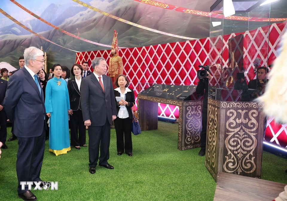 Tổng Bí thư Tô Lâm và Phu nhân cùng Tổng thống Kassym-Jomart Tokayev tham quan Làng Văn hóa Dân tộc Kazakhstan (Ảnh: Thống Nhất/TTXVN)