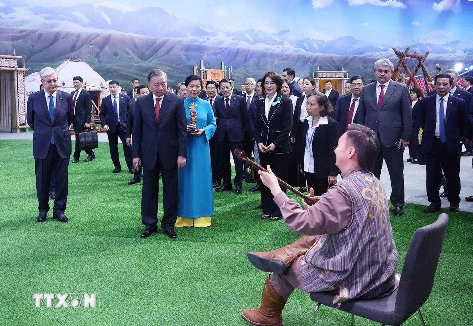 Tổng Bí thư Tô Lâm và Phu nhân cùng Tổng thống Kassym-Jomart Tokayev tham quan Làng Văn hóa Dân tộc Kazakhstan. (Ảnh: Thống Nhất/TTXVN)