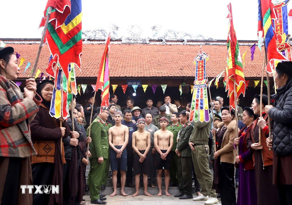 Năm Ất Tỵ 2025, các “Bụt” được lựa chọn (từ trái qua phải) gồm: Nguyễn Văn Hòa (sinh năm 2006, thôn Hòa Thịnh), Đặng Nam Dương (sinh năm 2010, thôn Chiến Thắng), Nguyễn Hoàng Hải, (sinh năm 2006, thôn Hợp Hòa). (Ảnh: Hoàng Hùng/TTXVN)