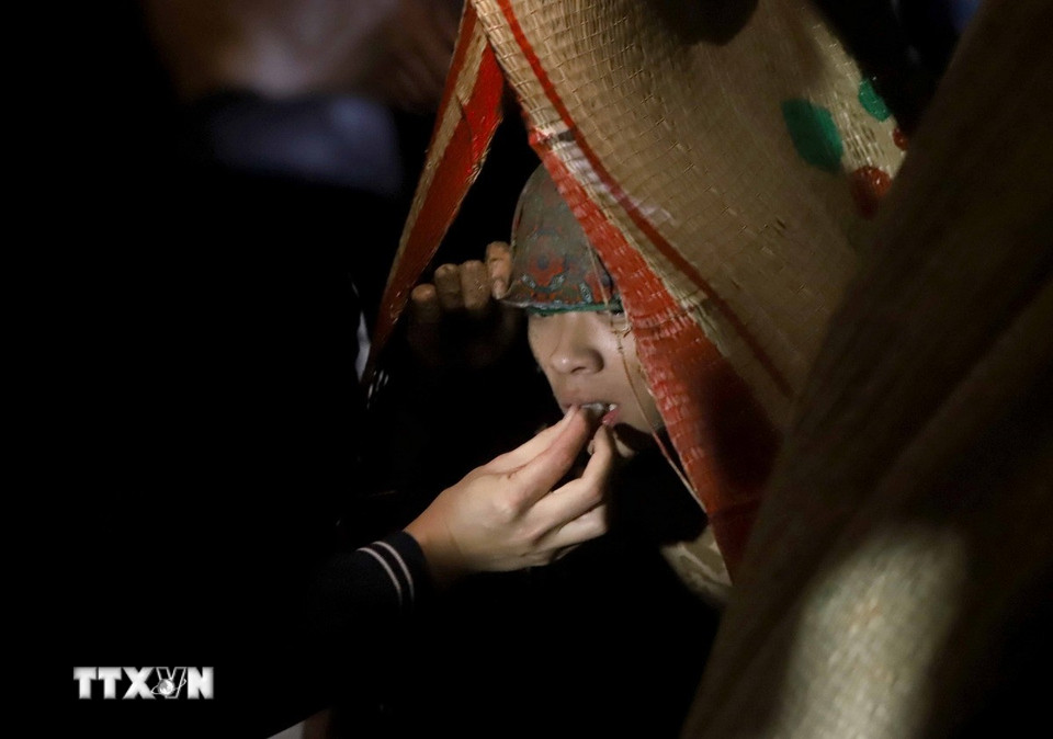 Các “Bụt” được bón xôi, trầu trước khi làm lễ. (Ảnh: Hoàng Hùng/TTXVN)