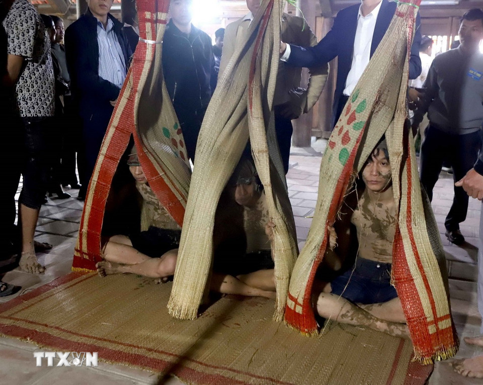 Ba chiếc chiếu được úp lên đầu “ông Bụt” khi làm lễ. (Ảnh: Hoàng Hùng/TTXVN)