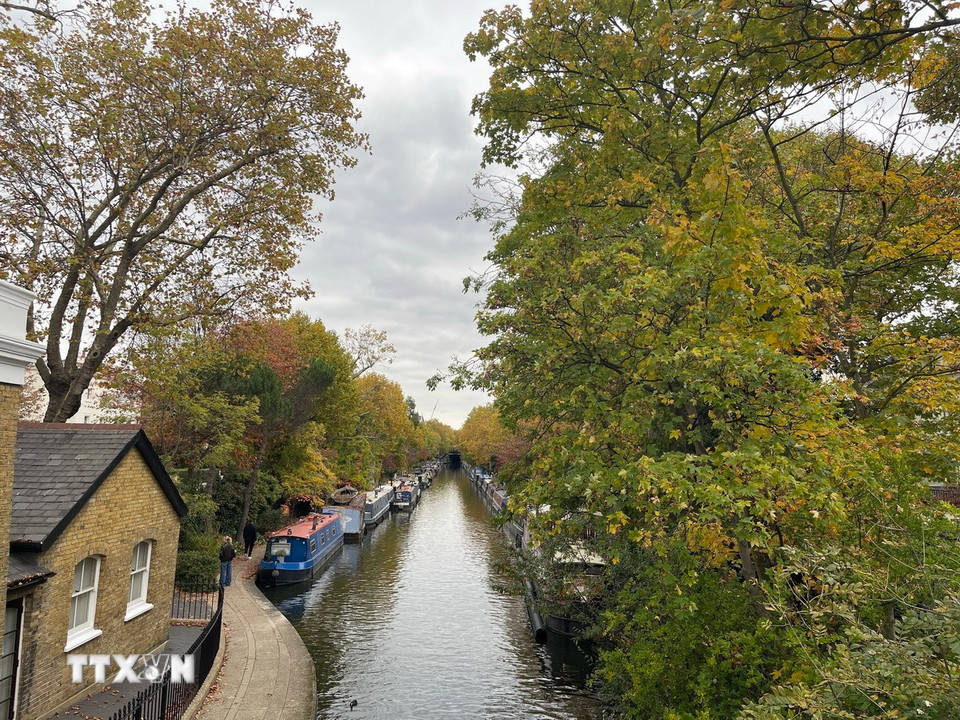 Little Venice, điểm giao giữa kênh đào Regent và Grand Union, đẹp lãng mạn lúc vào Thu. (Ảnh: Minh Hợp/TTXVN)