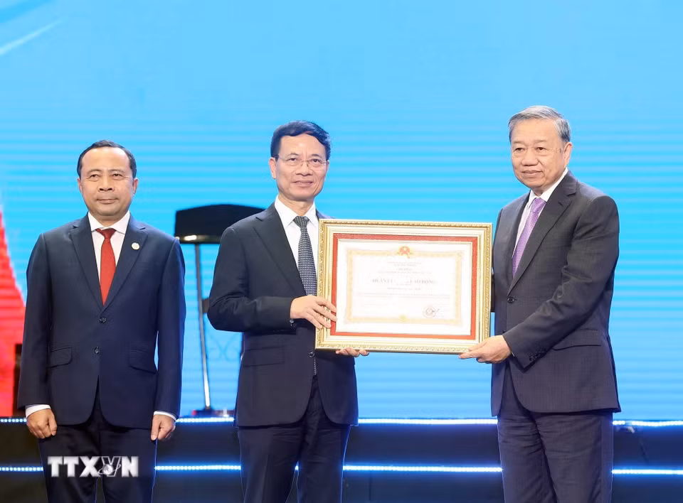 Tổng Bí thư Tô Lâm trao Huân chương Lao động hạng Nhất tặng Bộ Khoa học và Công nghệ. (Ảnh: Thống Nhất/TTXVN)