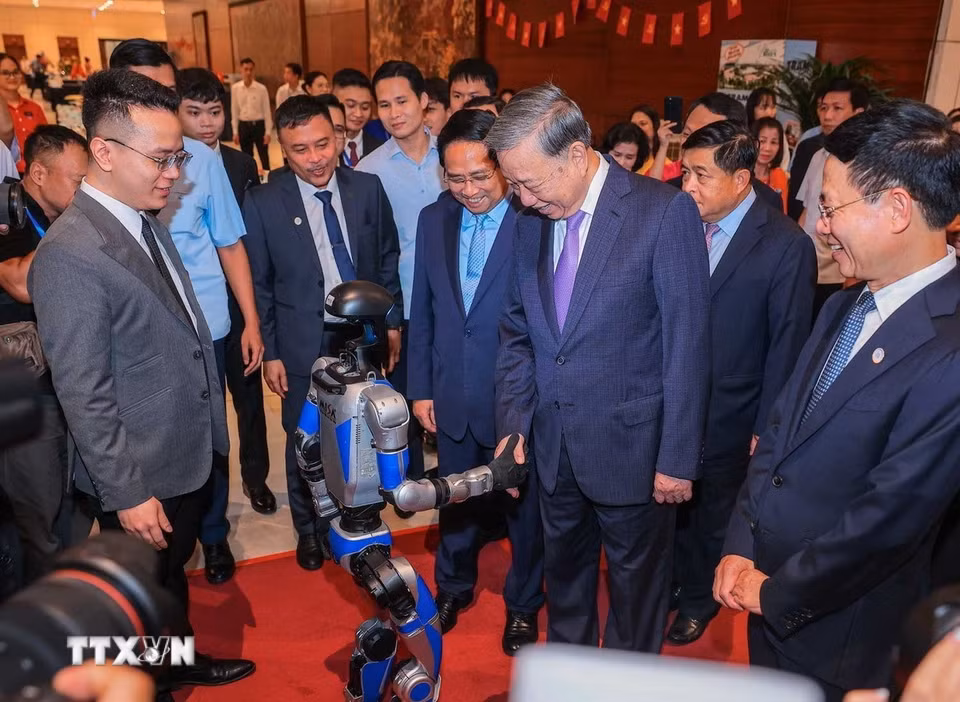 Tổng Bí thư Tô Lâm và Thủ tướng Phạm Minh Chính cùng các đại biểu tham quan triển lãm thành tựu khoa học và công nghệ. (Ảnh: Hoàng Hiếu/TTXVN)