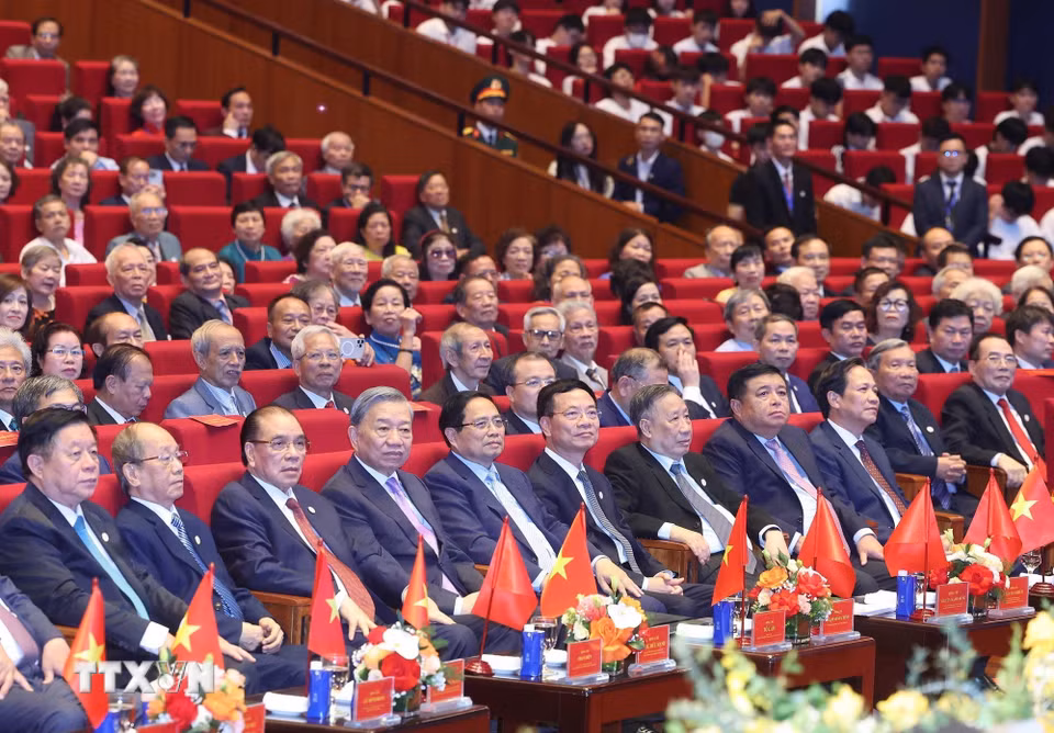 Tổng Bí thư Tô Lâm, Thủ tướng Phạm Minh Chính cùng các lãnh đạo, nguyên lãnh đạo Đảng, Nhà nước dự buổi lễ. (Ảnh: Thống Nhất/TTXVN)