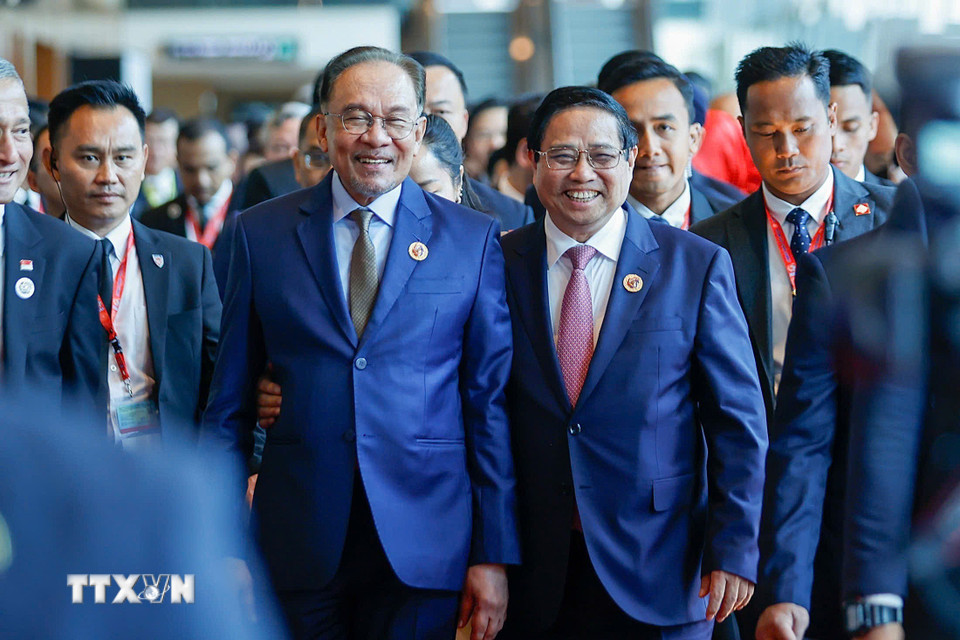 Thủ tướng Phạm Minh Chính và Thủ tướng Malaysia Anwar Ibrahim đến dự phiên Đối thoại với đại diện Hội đồng Tư vấn kinh doanh ASEAN (ASEAN BAC). (Ảnh: Dương Giang/TTXVN)