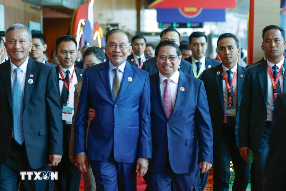 Thủ tướng Phạm Minh Chính và Thủ tướng Malaysia Anwar Ibrahim đến dự phiên Đối thoại với đại diện Hội đồng Tư vấn kinh doanh ASEAN (ASEAN BAC). (Ảnh: Dương Giang/TTXVN)