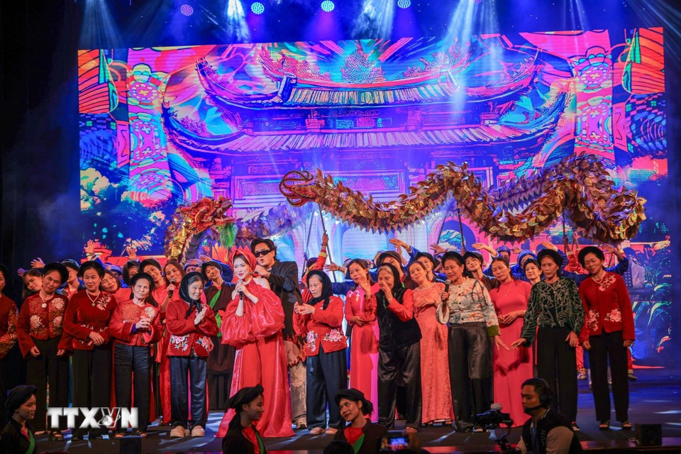 Ca sỹ Hòa Minzy biểu diễn bài 'Bắc Bling.' (Ảnh: Hoàng Hiếu/TTXVN)