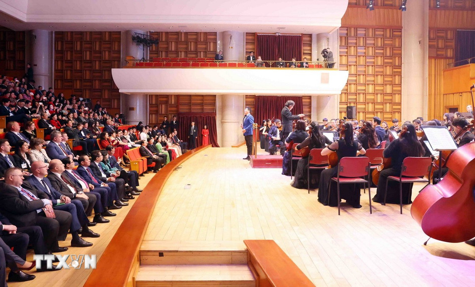 Thủ tướng Phạm Minh Chính và Thủ tướng Liên bang Nga Mikhail Vladimirovich Mishustin thưởng thức chương trình biểu diễn nghệ thuật tại Học viện Âm nhạc. (Ảnh: Phạm Kiên/TTXVN)