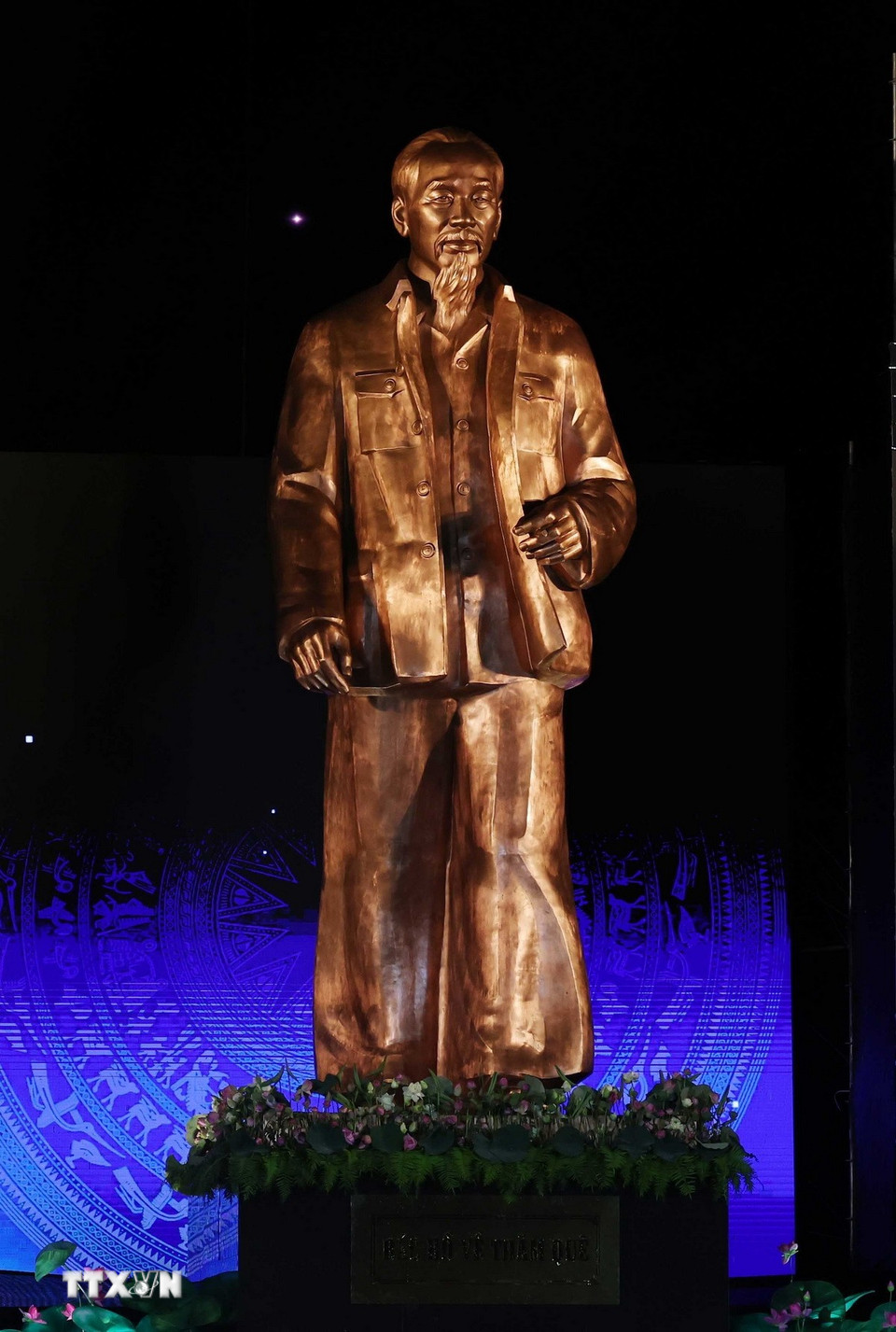 Tượng 'Bác Hồ về thăm quê.' (Ảnh: Thống Nhất/TTXVN)