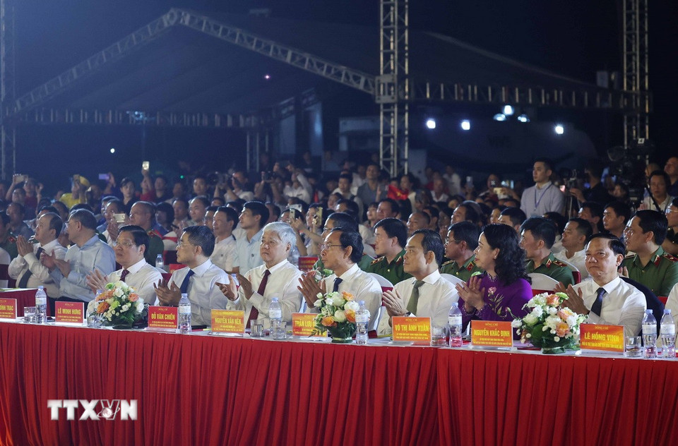 Các đồng chí lãnh đạo Đảng, Nhà nước và đại biểu tham dự buổi lễ. (Ảnh: Thống Nhất/TTXVN)
