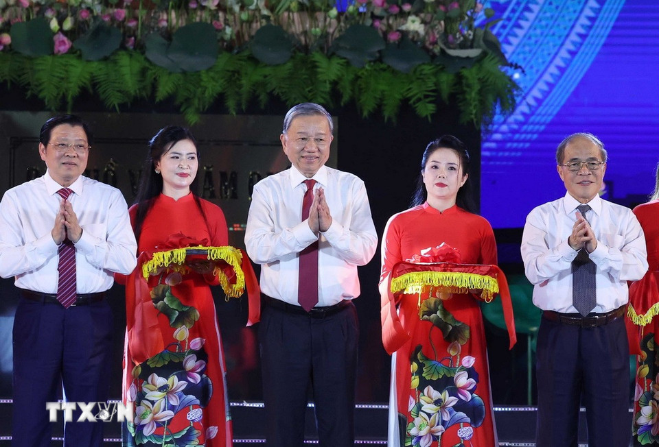 Tổng Bí thư Tô Lâm và các đại biểu thực hiện nghi thức cắt băng khánh thành tượng 'Bác Hồ về thăm quê.' (Ảnh: Thống Nhất/TTXVN)