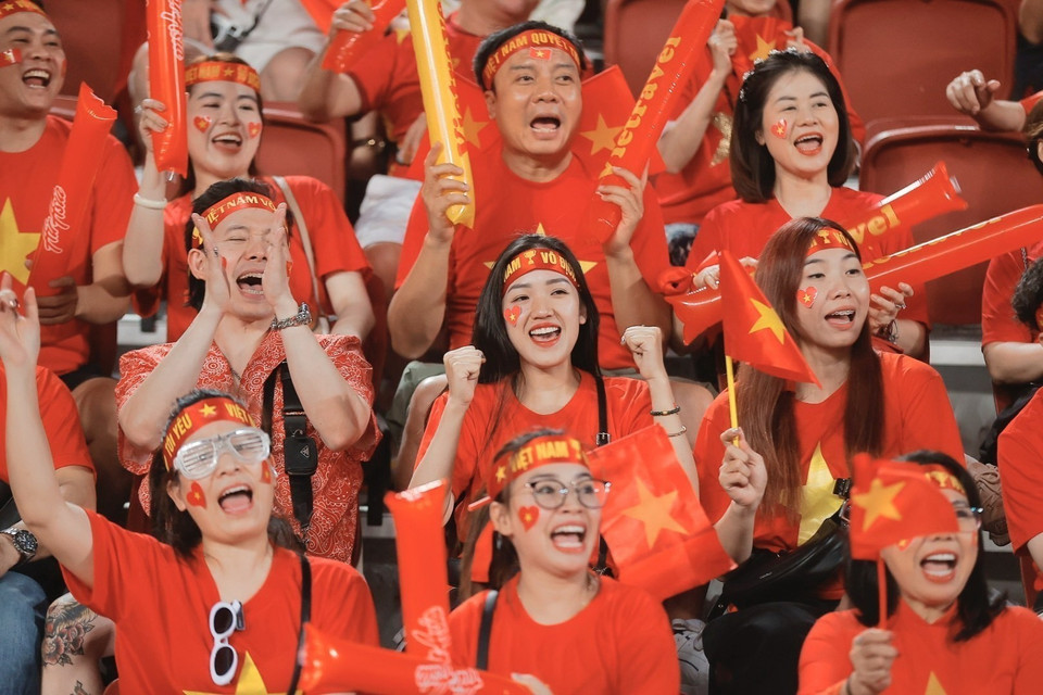 Khán giả đến sân cổ vũ cho đội tuyển Việt Nam. (Ảnh: Minh Quyết/TTXVN)