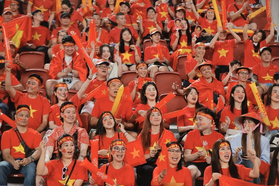 Không khí sôi động trên khán đài. (Ảnh: Minh Quyết/TTXVN)