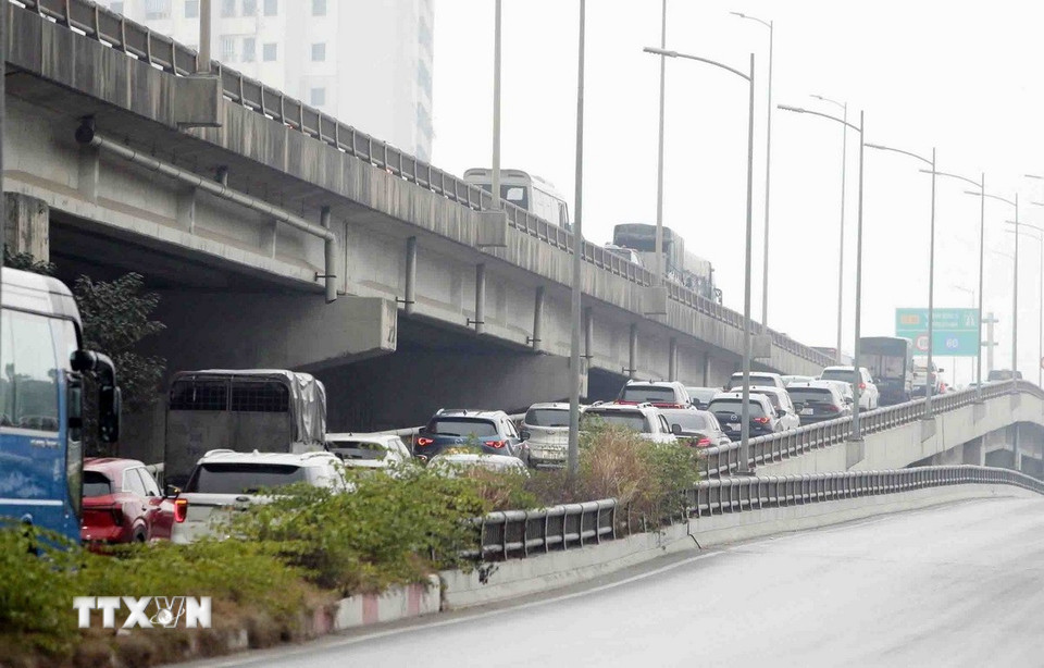 Các phương tiện di chuyển khó khăn lối lên đường Vành đai 3 trên cao hướng ra khỏi Thủ đô. (Ảnh: Phạm Kiên/TTXVN)