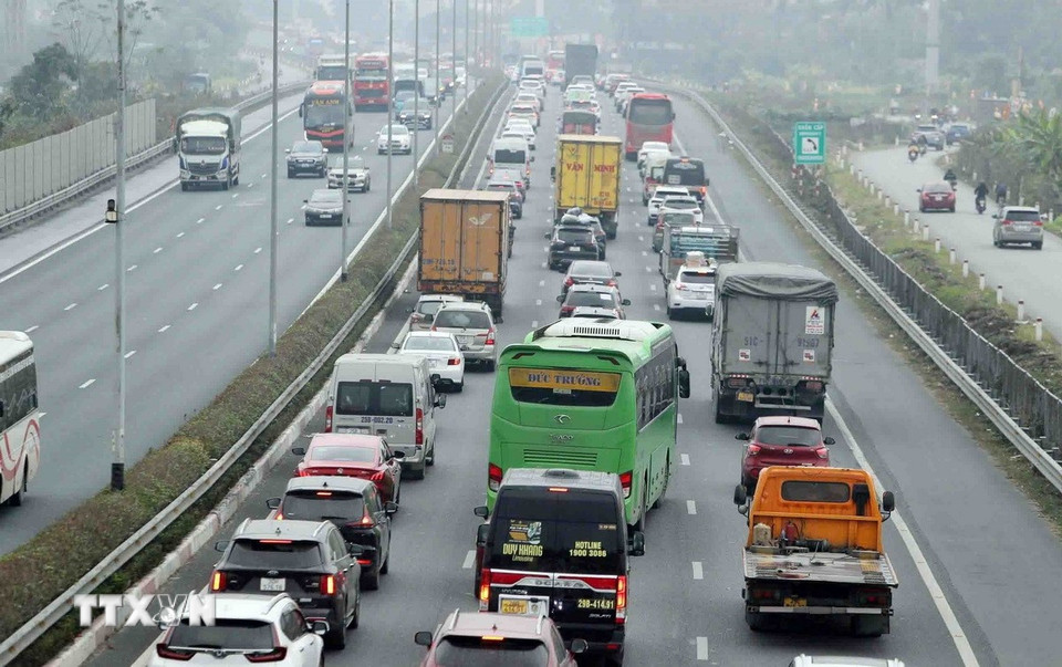 Lượng phương tiện giao thông tăng cao dẫn đến tình trạng ùn tắc cục bộ trên tuyến cao tốc Pháp Vân-Cầu Giẽ hướng ra khỏi trung tâm thành phố. (Ảnh: Phạm Kiên/TTXVN)
