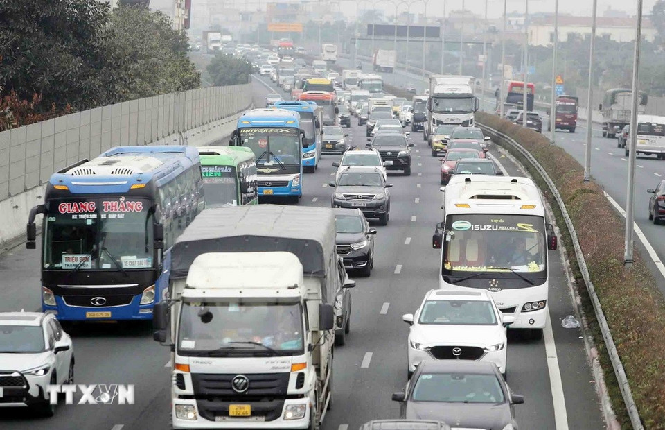 Tại cao tốc Pháp Vân-Cầu Giẽ, từng hàng xe nối đuôi nhau di chuyển khó khăn hướng ra khỏi Thủ đô. (Ảnh: Phạm Kiên/TTXVN)
