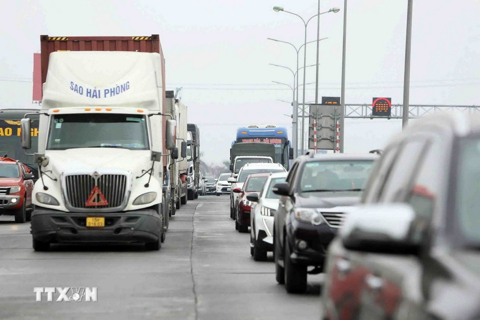 Từng hàng xe nối đuôi nhau di chuyển khó khăn ra khỏi đoạn trạm thu phí Pháp Vân-Cầu Giẽ. (Ảnh: Phạm Kiên/TTXVN)