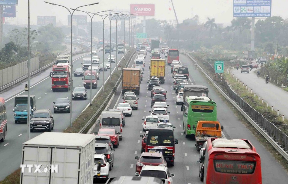 Lượng phương tiện giao thông tăng cao dẫn đến tình trạng ùn tắc cục bộ trên tuyến cao tốc Pháp Vân-Cầu Giẽ hướng ra khỏi trung tâm thành phố. (Ảnh: Phạm Kiên/TTXVN)