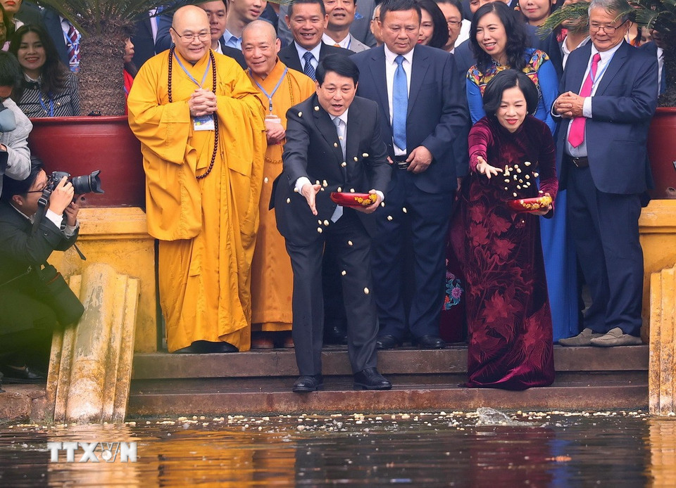 Chủ tịch nước Lương Cường và Phu nhân cho cá ăn tại Ao cá Bác Hồ trong Khu Di tích Phủ Chủ tịch. (Ảnh: Văn Điệp/TTXVN)