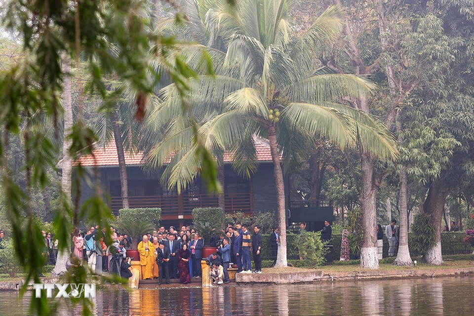 Chủ tịch nước Lương Cường và Phu nhân cho cá ăn tại Ao cá Bác Hồ trong Khu Di tích Phủ Chủ tịch. (Ảnh: Văn Điệp/TTXVN)