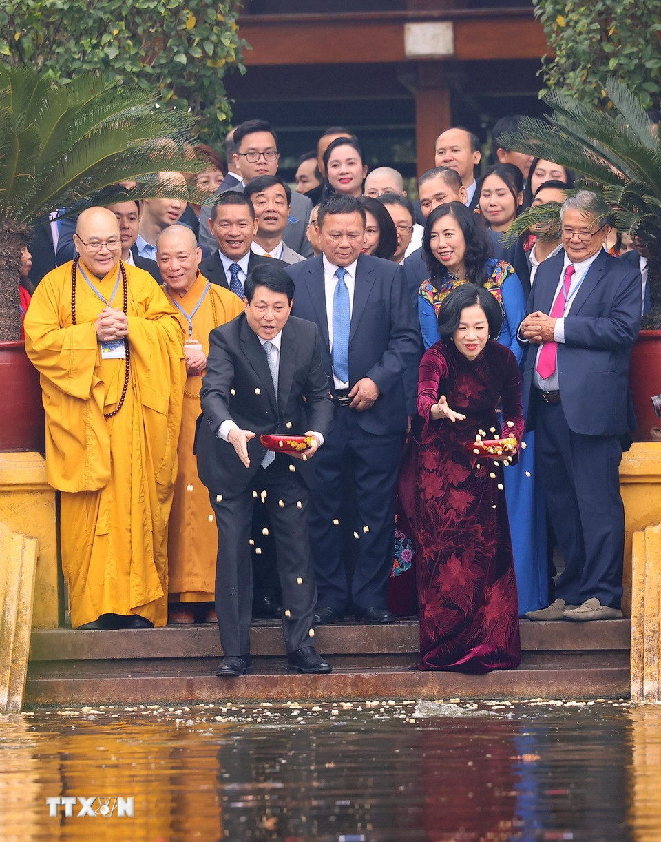 Chủ tịch nước Lương Cường và Phu nhân cho cá ăn tại Ao cá Bác Hồ trong Khu Di tích Phủ Chủ tịch. (Ảnh: Văn Điệp/TTXVN)