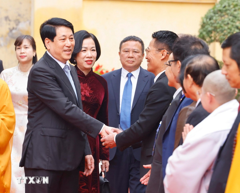 Chủ tịch nước Lương Cường và Phu nhân với kiều bào tới dâng hương tại Điện Kính Thiên trong Khu Di tích Hoàng Thành Thăng Long, Hà Nội. (Ảnh: Lâm Khánh/TTXVN)