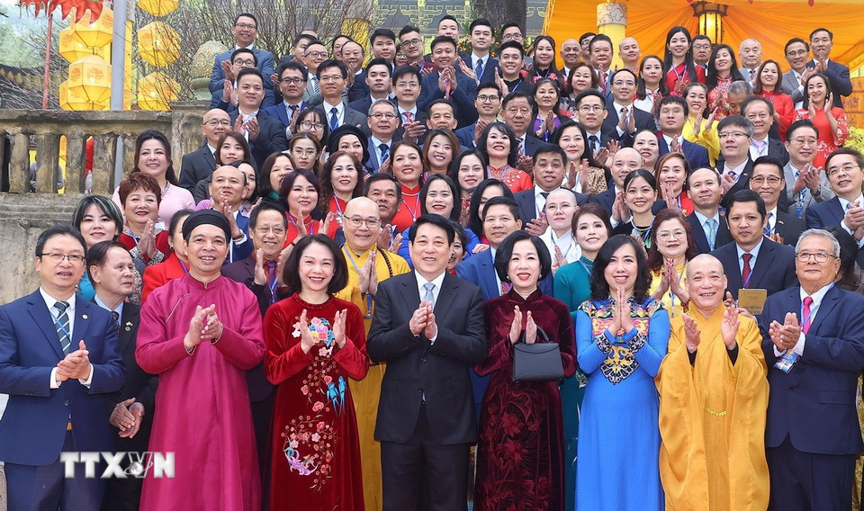 Chủ tịch nước Lương Cường và Phu nhân cùng đại biểu kiều bào tại Điện Kính Thiên trong Khu Di tích Hoàng Thành Thăng Long, Hà Nội. (Ảnh: Lâm Khánh/TTXVN)