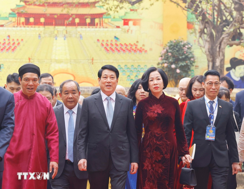 Chủ tịch nước Lương Cường và Phu nhân cùng đại biểu kiều bào tới dâng hương tại Điện Kính Thiên trong Khu Di tích Hoàng Thành Thăng Long, Hà Nội. (Ảnh: Lâm Khánh/TTXVN)