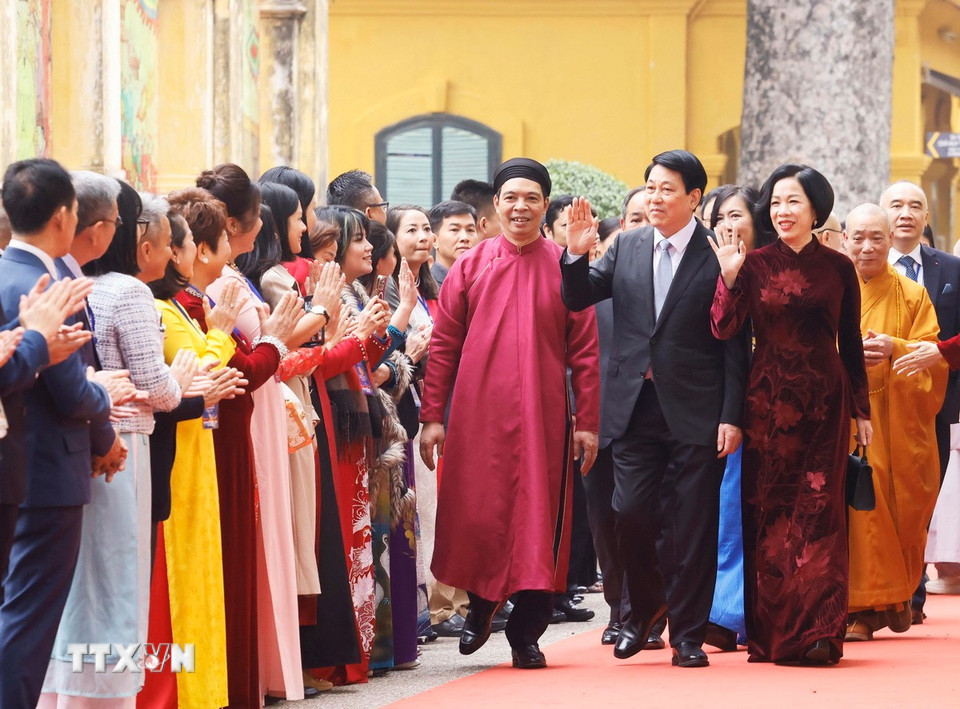 Chủ tịch nước Lương Cường và Phu nhân với kiều bào tới dâng hương tại Điện Kính Thiên trong Khu Di tích Hoàng Thành Thăng Long, Hà Nội. (Ảnh: Lâm Khánh/TTXVN)