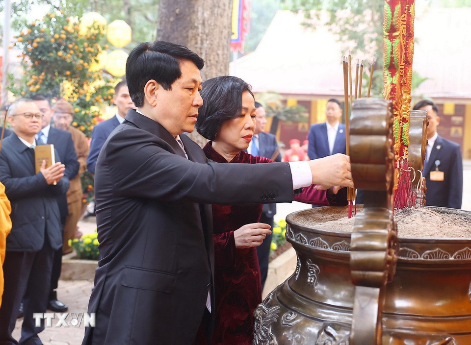 Chủ tịch nước Lương Cường và Phu nhân cùng đại biểu kiều bào dâng hương tại Điện Kính Thiên trong Khu Di tích Hoàng Thành Thăng Long, Hà Nội. (Ảnh: Lâm Khánh/TTXVN)