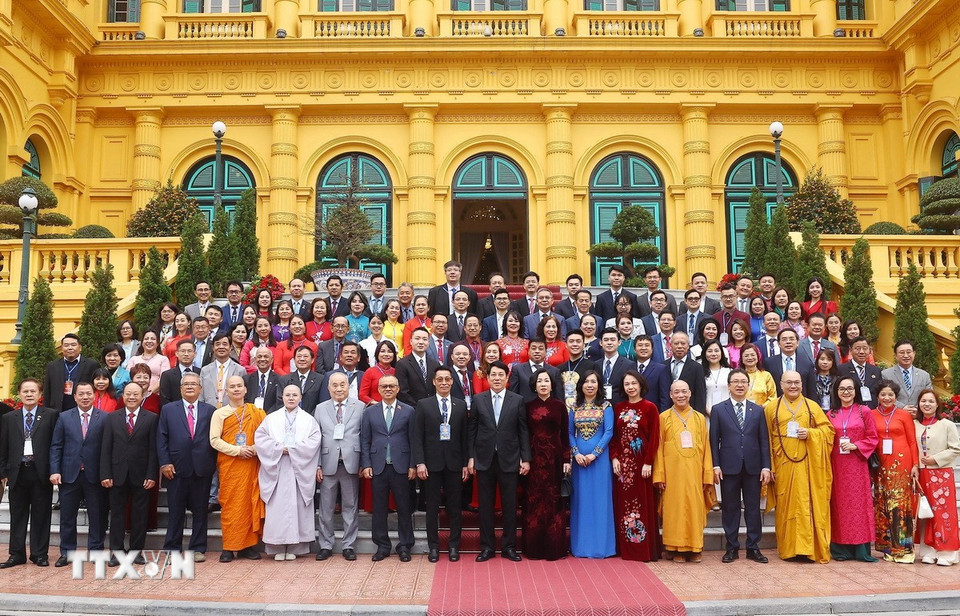 Chủ tịch nước Lương Cường và Phu nhân cùng đoàn kiều bào về thăm quê hương nhân dịp Tết Nguyên đán Ất Tỵ năm 2025. (Ảnh: Lâm Khánh/TTXVN)