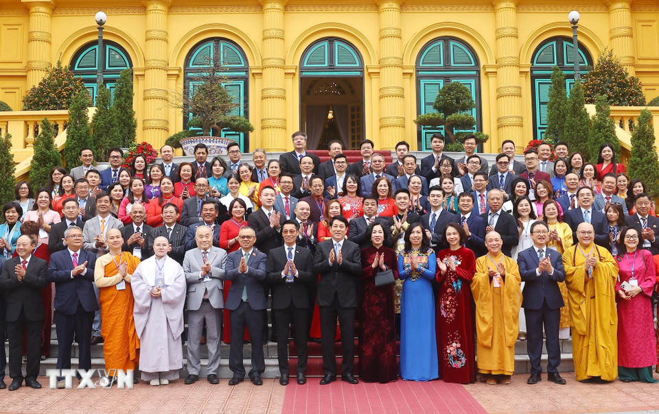 Chủ tịch nước Lương Cường và Phu nhân cùng đoàn kiều bào về thăm quê hương nhân dịp Tết Nguyên đán Ất Tỵ năm 2025. (Ảnh: Lâm Khánh/TTXVN)