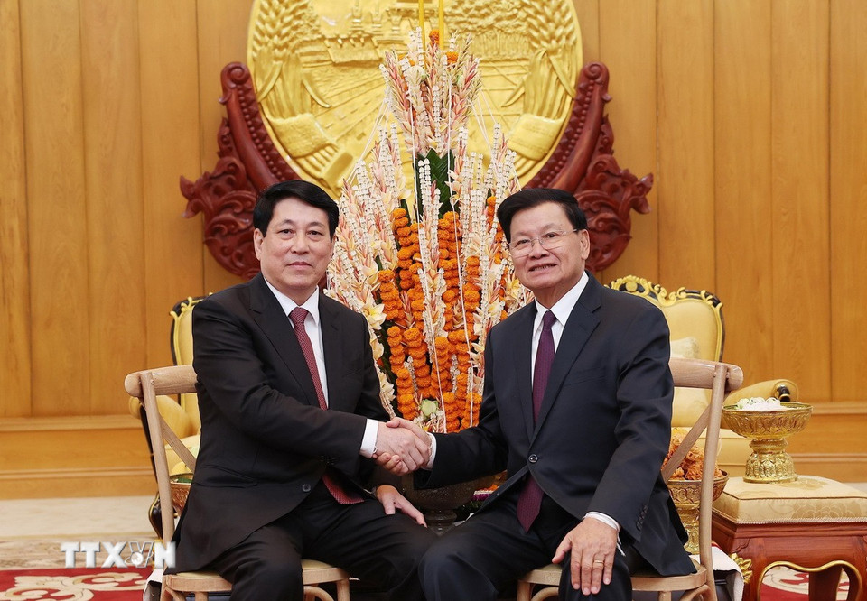 Chủ tịch nước Lương Cường và Tổng Bí thư, Chủ tịch nước Lào Thongloun Sisoulith tại lễ buộc chỉ cầu bình an, may mắn nhân dịp Tết Bunpimay của Lào. (Ảnh: Lâm Khánh/TTXVN)