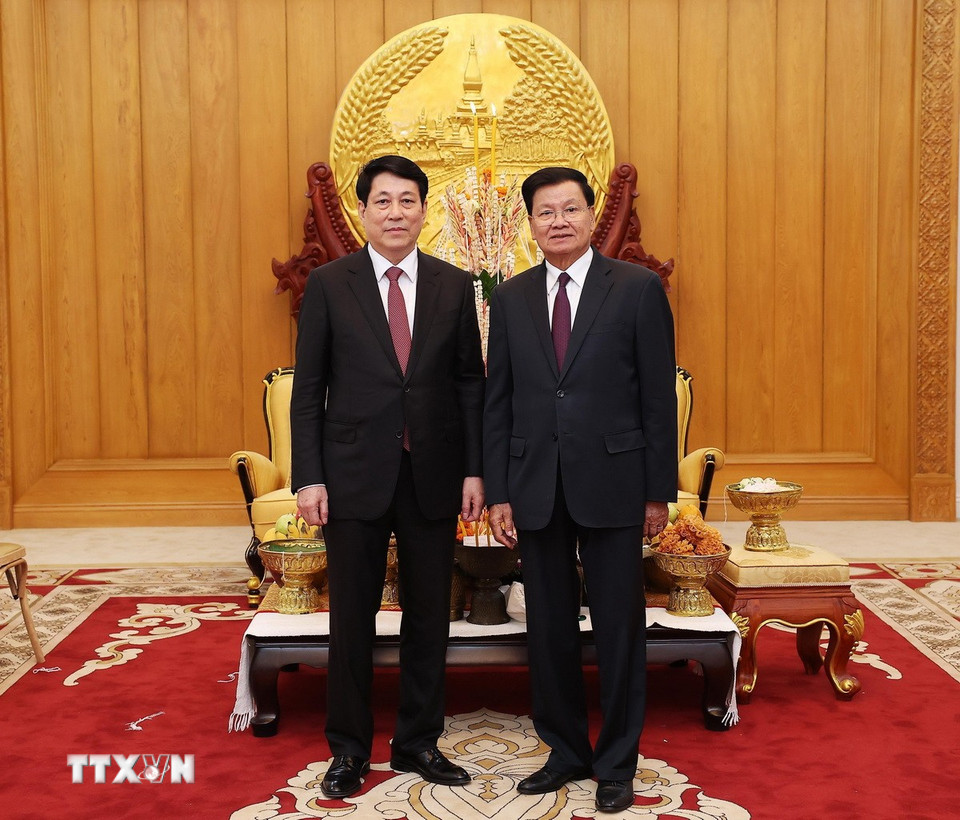 Chủ tịch nước Lương Cường và Tổng Bí thư, Chủ tịch nước Lào Thongloun Sisoulith tại lễ buộc chỉ cầu bình an, may mắn nhân dịp Tết Bunpimay của Lào. (Ảnh: Lâm Khánh/TTXVN)