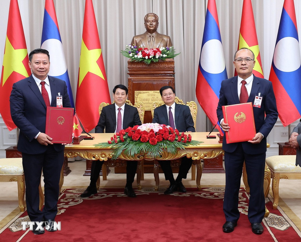 Chủ tịch nước Lương Cường và Tổng Bí thư, Chủ tịch nước Lào Thongloun Sisoulith chứng kiến lễ trao Chương trình hợp tác năm 2025 giữa Bộ Tư pháp Việt Nam và Bộ Tư pháp Lào. (Ảnh: Lâm Khánh/TTXVN)