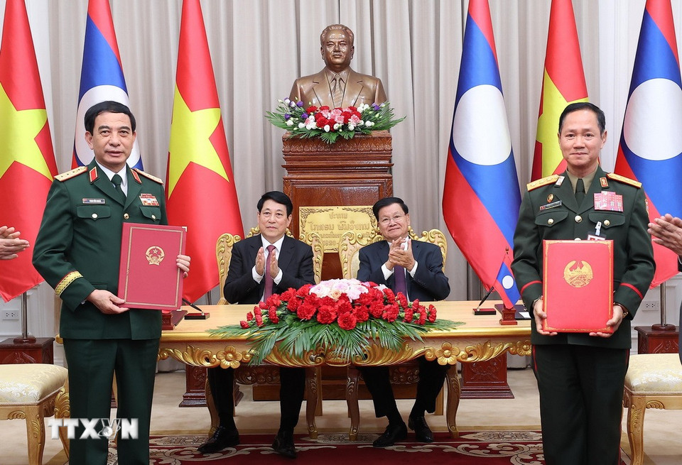 Chủ tịch nước Lương Cường cùng Tổng Bí thư, Chủ tịch nước Lào Thongloun Sisoulith chứng kiến lễ ký và trao Ý định thư giữa Bộ Quốc phòng Việt Nam và Bộ Quốc phòng Lào. (Ảnh: Lâm Khánh/TTXVN)