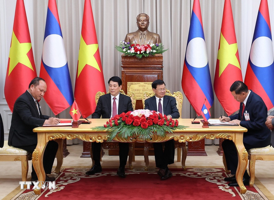 Chủ tịch nước Lương Cường và Tổng Bí thư, Chủ tịch nước Lào Thongloun Sisoulith chứng kiến lễ ký Bản ghi nhớ hợp tác giữa Ủy ban Nhân dân tỉnh Gia Lai (Việt Nam) và chính quyền tỉnh Attapeu (Lào) giai đoạn 2025-2030. (Ảnh: Lâm Khánh/TTXVN)